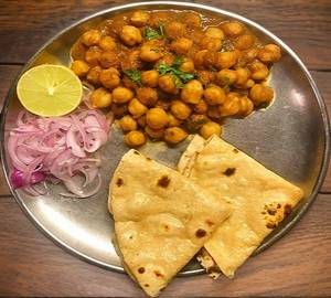 Chole with 4 Roti
