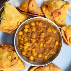 2 samosa with chole                            