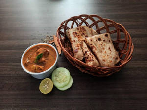 Chicken Curry With Whole Wheat Paratha/phulka