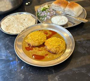 Special Vada Rassa (2 batata wada with rassa + 1 papad + shev + 2pav + kanda + limbu + dahi)