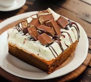 Crunchy Kitkat Sundae