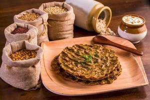 Thalipeeth with Thecha