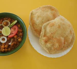 Specials chole bhature [2 pieces]
