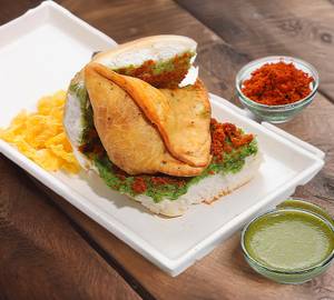 Mumbai samosa pav or bhajiya pav