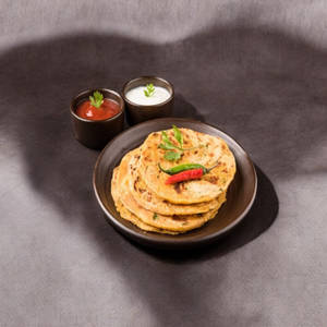 Aloo Paratha With Curd