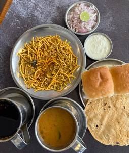 Special Misal Pav (Misal with matki & rassa + 1papad + shev + 2pav + kanda + limbu + dahi)