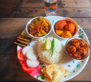 Egg thali ( (dal + bhaji + sabji +2pcsegg curry + salad + papad + sweet)