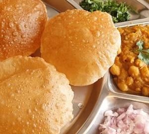 Poori [2 Pcs] With Vada Curry