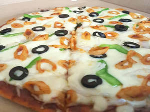 Italian Exotica Pizza [9 Inches] With Thumsup (250 Ml)
