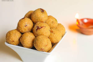 Desi Ghee Besan Laddoo