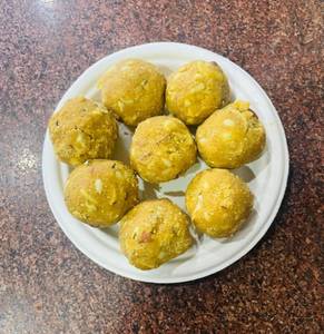 Desi Ghee Ki Besan Pinni