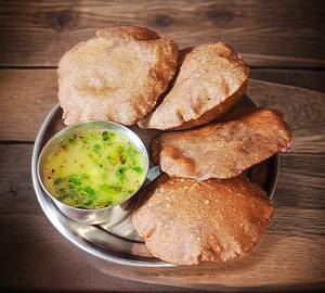 4 kuttu poori and Aloo sabji gravy