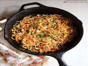 SCHEZWAN EGG NOODLES 