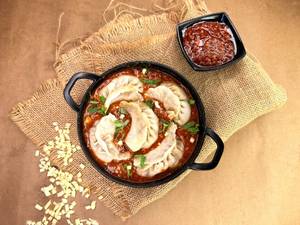 Chicken Cheese Momos In Tikka Masala Gravy (5 Pcs)
