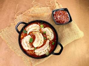 Chicken Momos In Schezwan Gravy (5 Pcs)