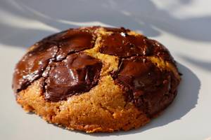 Vanilla-Chocolate Chunk Cookie