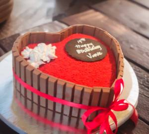 Red Velvet Kitkat Cake