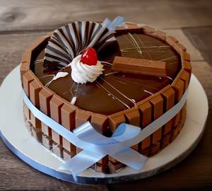 Heart Shape Full Kitkat Choclate Cake(Eggless) 1 Kg.                                                   