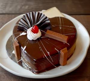 Heart Shape Kitkat Choclate Cake(Eggless) 1 Kg.                                                   