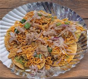 Schezwan Aloo Puri [6 Pieces]