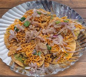 Crunchy Schezwan Aloo Puri [6 Pieces]