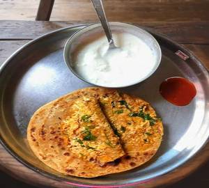 Paneer Paratha With Dahi And Pickle