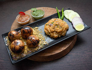 Roasted Litti With Potato Chokha [4 Pieces]