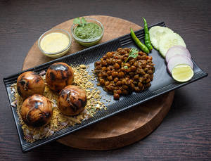 Roasted Litti With Chola Matar [4 Pieces]