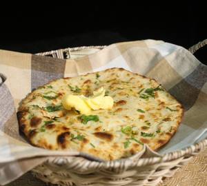 Aloo Pyaaj Naan (1 Pc)