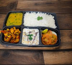 Thali Meal 4 Roti Rice Dal Sabji Salad Raita [Full]