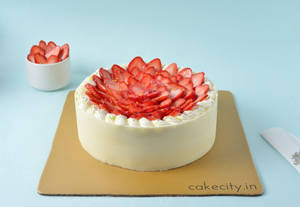 Fresh Strawberry Cake (Eggless)