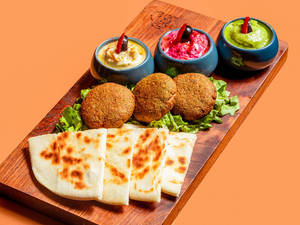 Veg Hummus Trio & Pita