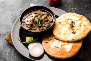Paneer Kulcha + Pindi Chole (Atta)