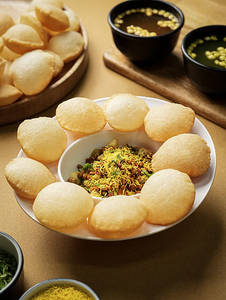 Sooji Pani Poori With Aloo Moth
