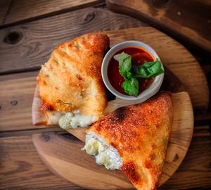 Makhani Calzone