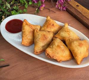 Samosa With (Red Green Chutneys)