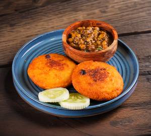 Aloo tikki with channa plate