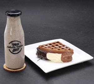Triple Chocolate Waffle & Kitkat Thickshake