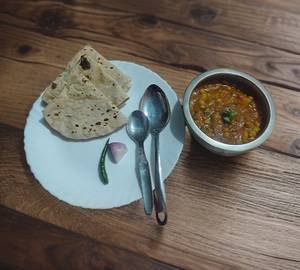 Roti 3 pieces with aloo matar gravy