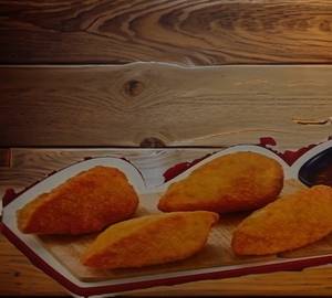 Crispy chicken momos