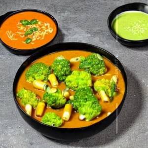 Broccoli & Baby Corn In Mandarin Sauce