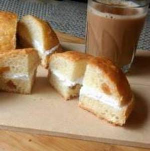 Hot Chocolate With Maska Bun