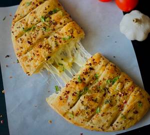 Stuffed Chicken Tikka Garlic Bread with Cheesy Dip