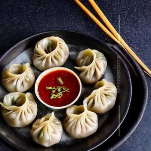 Steamed chicken momos