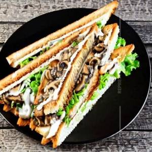 Creamy mushroom sandwich
