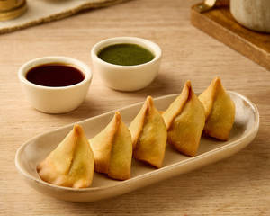 Mini Samosa with Chutney (5 pcs)