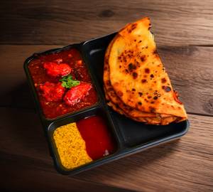 2 Plain Paratha With Boneless Chilli Chicken [4 Pieces]