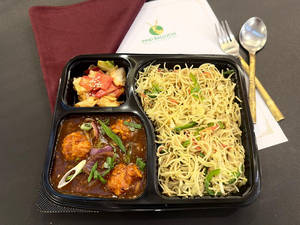 Combo Chilli Chicken With Veg Noodles
