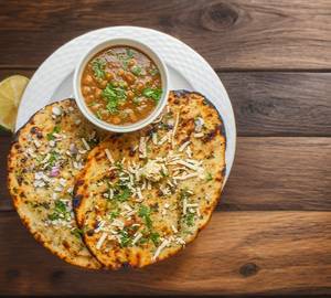 Naan chole [2 pieces]