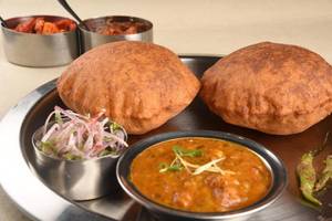 Bedmi Poori With Aloo Tamatar Ki Sabzi Combo